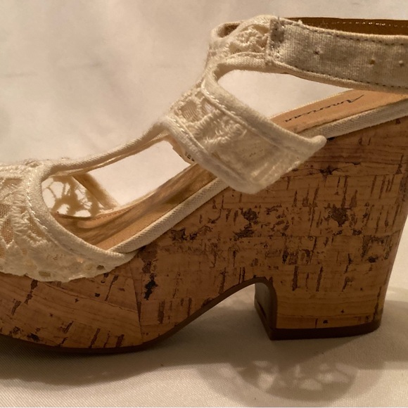 Women’s Beautiful American Eagle White Lace Sandals Summer Heels Size 6 - Picture 9 of 12